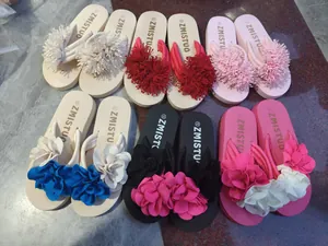 Vista detallada de varios colores de chanclas con plataforma y flores para mujer playa