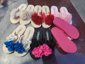 Variedad de chanclas de cuña para mujer con flores y pompones