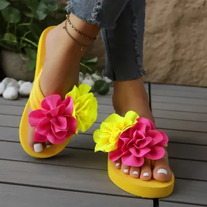 Chanclas de plataforma amarillas con flores de tela rosas y amarillas para playa de verano