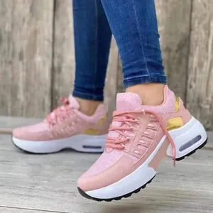 Nahaufnahme Detailansicht der rosa Keilsneaker mit sichtbarer Luftpolstersohle und Goldakzenten
