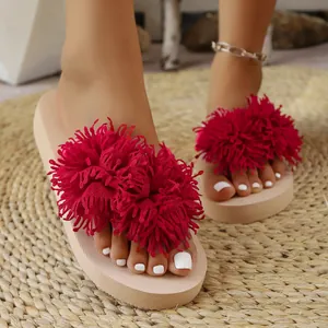 Primer plano del adorno de flores rojas en las chanclas de plataforma para mujer