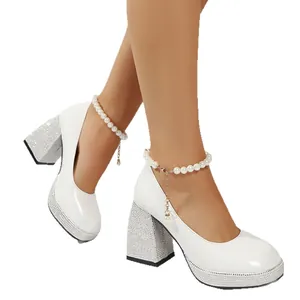 Chaussures à talons hauts blanches à plateforme avec chaîne de perles et talon en strass