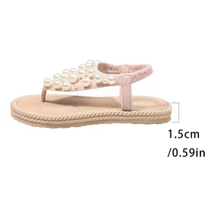 Detailansicht der 1,5 cm flachen Sohle der rosa perlenbesetzten Damen-Zehentrenner-Sandalen