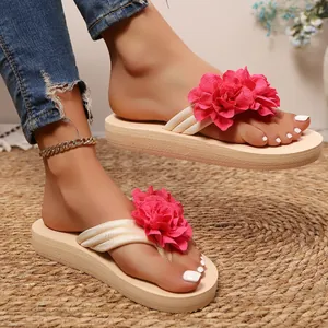 Primer plano detallado de la flor rosa en chanclas de plataforma beige para el verano