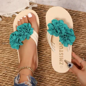 Vista detallada de chanclas con plataforma para mujer con flores de tela turquesa
