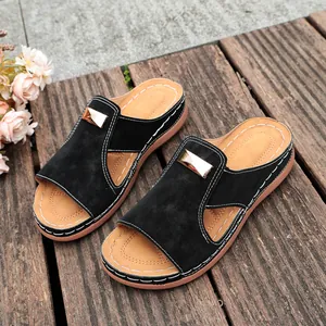 Élégantes mules à talons compensés noires pour femmes avec détails dorés et coutures