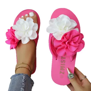 Chanclas de plataforma rosa con flores 3D grandes para usar en la playa este verano