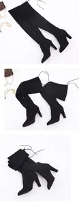 Detailbeelden van elegante zwarte overknee laarzen van suède met een hoge blokhak.