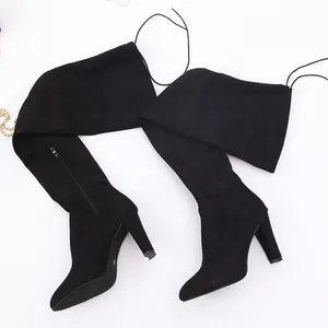 Elegante zwarte overknee laarzen van imitatie suède met hoge blokhak en ritssluiting opzij.