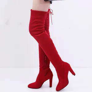 Elegante rode overknee-laarzen met spitse neus en stevige hoge hakken voor dames.