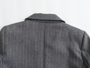 Detaillierte Nahaufnahme des grauen Nadelstreifen-Blazer-Kragens und der feinen Rückennaht.