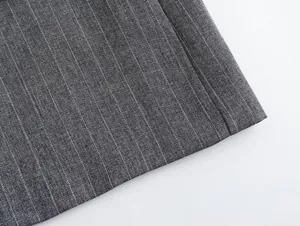 Detaillierte Nahaufnahme von grauem Nadelstreifenstoff mit Textur und feinen Nähten