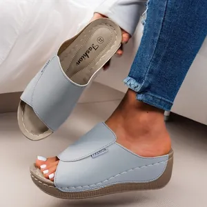 Sandalias de cuña azul claro para mujer con punta abierta y suela de plataforma.
