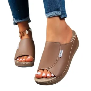 Elegantes sandalias de cuña topo para mujer con diseño peep-toe y detalles de costuras blancas