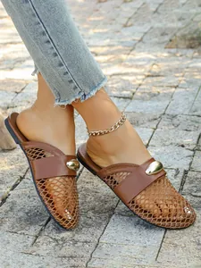 Detailansicht brauner Mesh-Slipper mit goldener Schnalle im modernen Outdoor-Stil