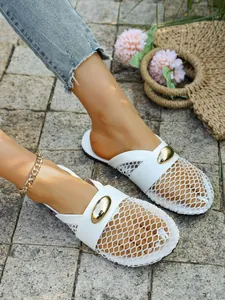 Elegante weiße Mesh-Pantoletten für Damen mit goldfarbener Schnalle und atmungsaktivem Design