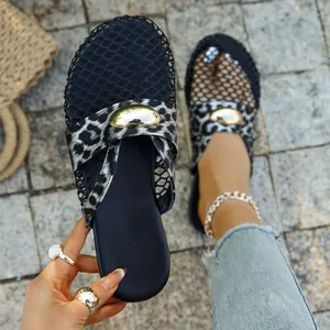 Detailansicht der flachen Mesh-Sandalen mit Leopardenmuster, goldener Schnalle und Sohle