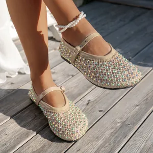 Primer plano de bailarinas Mary Jane de malla con strass brillantes y correa en el tobillo