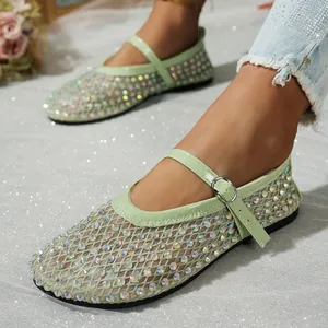 Elegantes bailarinas Mary Jane de malla verde claro con brillantes piedras iridiscentes