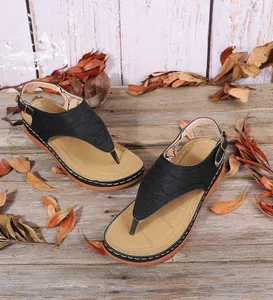 Bequeme schwarze bestickte Zehentrenner-Sandalen für Damen mit Keilabsatz und Riemen