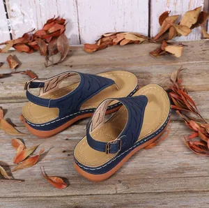 Marineblaue Plateau-Zehentrenner-Sandalen mit Stickerei und verstellbarem Riemen