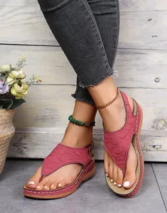 Detail von rosa Damen Zehentrenner Sandalen mit Stickmustern und flachen Sohlen
