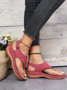 Stilvolle weinrote Zehentrenner-Sandalen mit Blumenstickerei auf bequemer dicker Sohle
