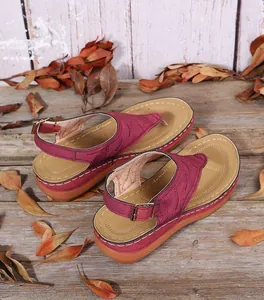 Detailansicht der weinroten bestickten Keilsandalen mit verstellbarem Schnallenriemen für Damen