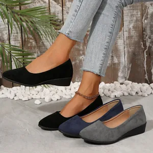 Elegantes zapatos de cuña con punta para mujer en texturas de ante negro, marino y gris