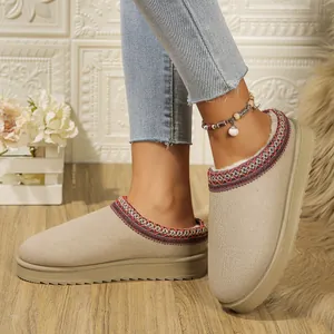 Eleganti pantofole in camoscio beige da donna con ricamo etnico e calda fodera felpata