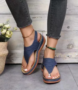 Detailansicht der blauen bestickten Damen-Zehensandalen, getragen mit schicken Fußkettchen