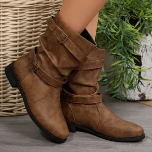 Vue détaillée de bottines marron plissées avec doubles boucles et petit talon très chic.