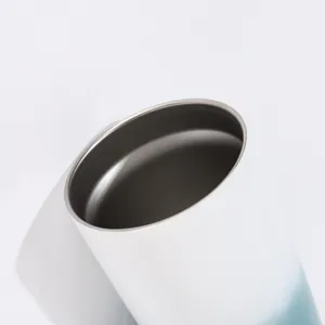 Gros plan du bord lisse et de l'intérieur métallique d'un gobelet sous vide en acier de 20oz
