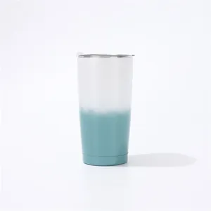 Gros plan d'un gobelet isotherme en acier inoxydable de 20oz avec dégradé blanc et sarcelle