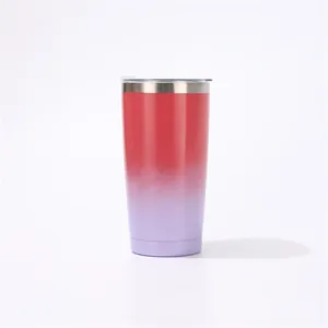 Gros plan d'un gobelet isotherme en acier inoxydable de 20oz avec dégradé rouge et violet