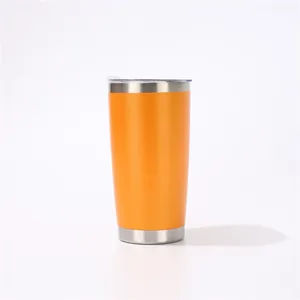 Vue rapprochée d'un gobelet isotherme orange de 20 oz en acier inoxydable avec couvercle