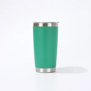 Détail d'un gobelet isotherme de 20oz en acier inoxydable vert mat avec couvercle