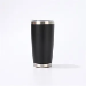 Gobelet isotherme en acier inoxydable noir mat de 20 oz avec couvercle transparent, vue latérale.