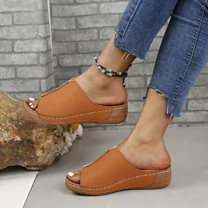 Vue latérale de sandales compensées marron confortables avec coutures décoratives