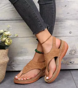 Detailansicht brauner Zehentrenner-Sandalen mit Stickerei und Plateau-Sohle