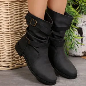 Elegante schwarze Halbstiefel mit dekorativer Raffung, Schnallen und flachem Absatz.