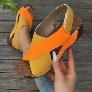 Lässige Damen-Sandalen mit Farbblockierung in Orange und Gelb mit brauner Sohle