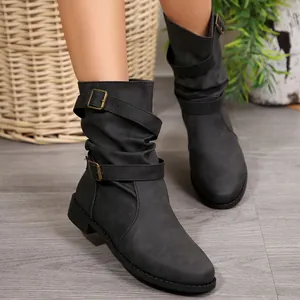 Gros plan de bottines noires élégantes avec boucles et design plissé tendance
