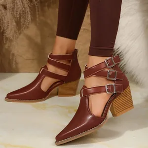 Détail de bottines marron rétro à bout pointu avec triple boucle et talon bloc