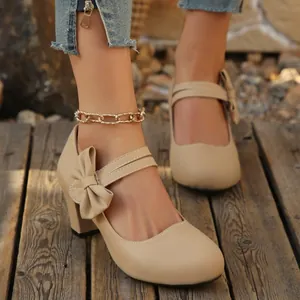 Zapatos Mary Jane beige de tacón ancho con correas dobles y detalle de lazo lateral