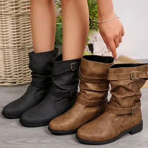 Eleganti stivaletti in stile western con cinturini a fibbia in nero e marrone chiaro.