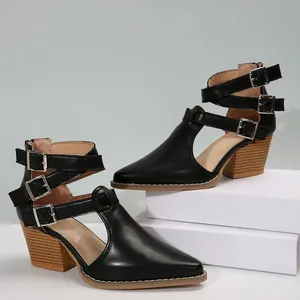 Vue détaillée de bottines romaines noires à bout pointu, talon bloc et boucles.
