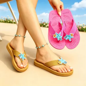 Dettaglio di infradito da spiaggia da donna con stelle marine in kaki e rosa vivace