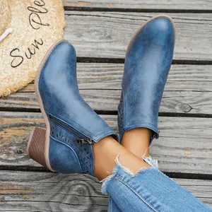 Blauwe enkellaarzen met blokhak, distressed look en lasergesneden details
