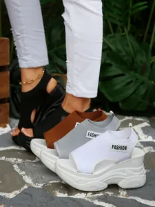 Gedetailleerd overzicht van fly-knit platform sandalen met sleehak in vier kleuren